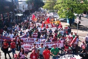 Professores da rede estadual de ensino fazem protesto no centro de Maringá